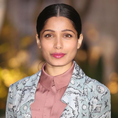 Freida Pinto spricht offen über schwierige Zeit nach der Geburt ihres Kindes.