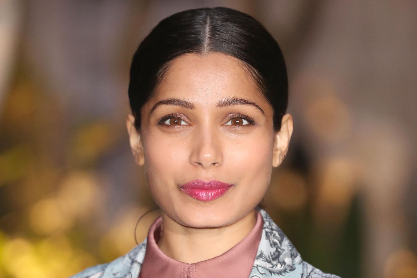 Freida Pinto spricht offen über schwierige Zeit nach der Geburt ihres Kindes.