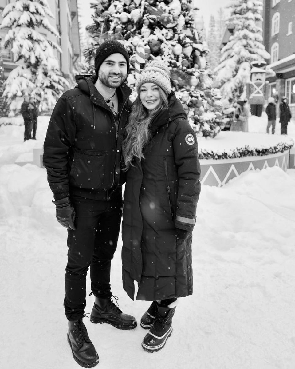 Stars im Partnerlook: Lindsay Lohan mit ihrem Verlobten im Partnerlook im Schnee Stars im Partnerlook: Lindsay Lohan mit ihrem Verlobten im Partnerlook im Schnee