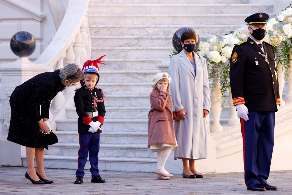 19. November 2021, Nationalfeiertag in Monaco: Liebevoll beugt sich Prinzessin Caroline von Hannover zu ihrem Neffen, Prinz Jacques, herunter, während Prinzessin Gabriella die Hand ihrer Tante Stéphanie hält.