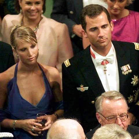 König Felipe und Eva Sannum besuchen am 25. August 2001 die Hochzeit von Prinzessin Mette-Marit und Prinz Haakon in Oslo, Norwegen.