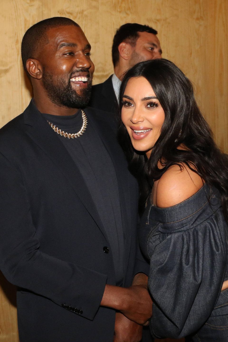 Kanye West und Kim Kardashian liegen sich lachend in den Armen