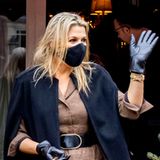 Königin Máxima zeigt ganz offen und ehrlich: Auch ein Royal hat mal einen "Bad Hair Day“. Im niederländischen Geertruidenberg zeigt sich die Königin von einer eher ungewohnten Seite. Die Haare etwas zerzaust, scheinbar ungeföhnt. Doch durch ihre klassisch elegante Outfit-Wahl achtet wohl keiner mehr auf die ungestylten Haare. Die Königin zeigt sich in edlen Naturtönen und einer Vintage-Bag von Gucci.