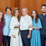 Die jordanische Königsfamilie sendet mit ihrem neuesten Foto fröhliche Weihnachtsgrüße. Königin Rania trägt ein weißes Kleid von Roksanda Ilincic mit kleinen Raffungen an den Ärmeln und einen braunen Gürtel von Etro (Kostenpunkt rund 650 Euro) um die Taille, welcher dem Look einen folkloristischen Hauch gibt. Das Kleid unterstreicht mit einem Preis von rund 1.900 Euro ihren sehr teuren Geschmack, was auf den Sozialen Medien für Unmut sorgt: "Diese Frauen tragen Kleider deren Preise dem entsprechen, was eine jordanische Familie im Jahr verdient." Prinzessin Salma posiert in einem blauen Kleid mit kurzen Ärmeln und einer braunen Schleife an der Seite, ebenfalls von Roksanda Ilincic. Ihre Schwester Prinzessin Iman präsentiert sich in einem dunkelroten Hemdkleid von Bottega Veneta (Preis rund 1.230 Euro), kombiniert mit einem glänzenden Gürtel um die Taille. 