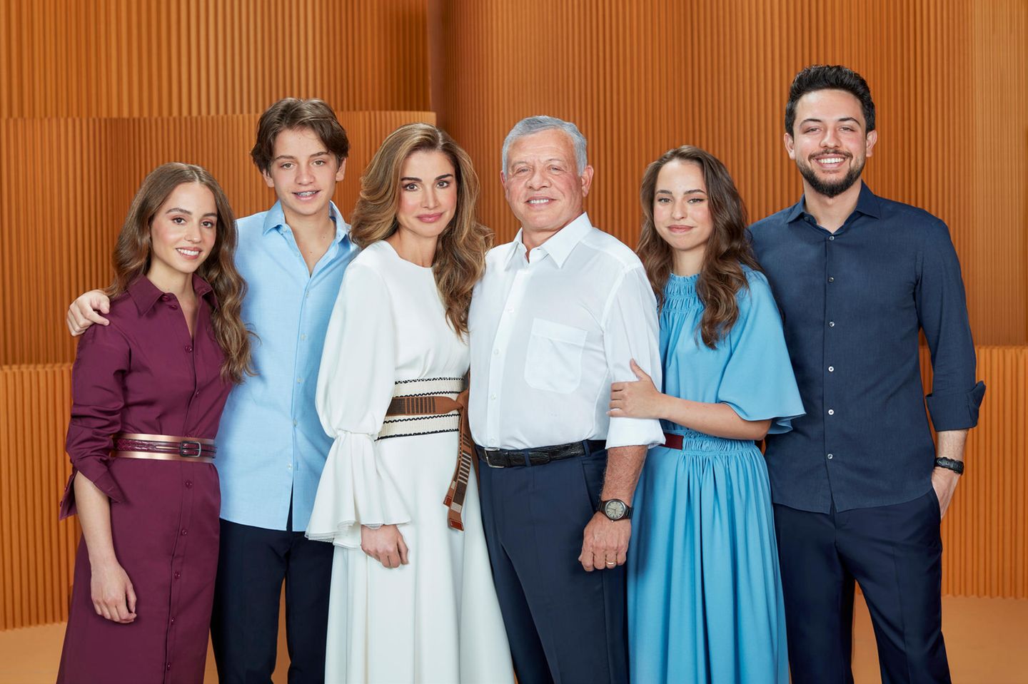 Die jordanische Königsfamilie sendet mit ihrem neuesten Foto fröhliche Weihnachtsgrüße. Königin Rania trägt ein weißes Kleid von Roksanda Ilincic mit kleinen Raffungen an den Ärmeln und einen braunen Gürtel von Etro (Kostenpunkt rund 650 Euro) um die Taille, welcher dem Look einen folkloristischen Hauch gibt. Das Kleid unterstreicht mit einem Preis von rund 1.900 Euro ihren sehr teuren Geschmack, was auf den Sozialen Medien für Unmut sorgt: "Diese Frauen tragen Kleider deren Preise dem entsprechen, was eine jordanische Familie im Jahr verdient." Prinzessin Salma posiert in einem blauen Kleid mit kurzen Ärmeln und einer braunen Schleife an der Seite, ebenfalls von Roksanda Ilincic. Ihre Schwester Prinzessin Iman präsentiert sich in einem dunkelroten Hemdkleid von Bottega Veneta (Preis rund 1.230 Euro), kombiniert mit einem glänzenden Gürtel um die Taille. 