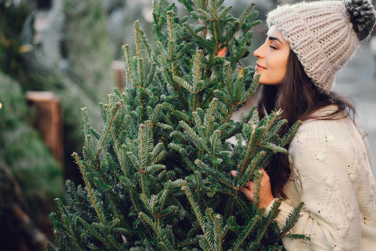 Horoskop: Frau kauft Weihnachtsbaum