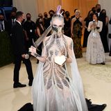 Im monochromen Hammer-Look von Iris Van Herpen zeigte sich Sängerin Grimes bei der Met Gala in New York als betörender Fashion-Alien.