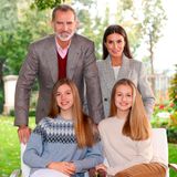 Für die Weihnachtskarte 2021 hat sich die spanische Königsfamilie klassisch elegant in Schale geworfen. Die beiden Töchter von Königin Letizia und König Felipe zeigen sich in weihnachtlichen Strickpullovern. Prinzessin Leonor greift zu einem typischen Norwegerpullover, Prinzessin Sofia wählt – passend zu der goldblonden Haarpracht – ein schlichtes Beige.
