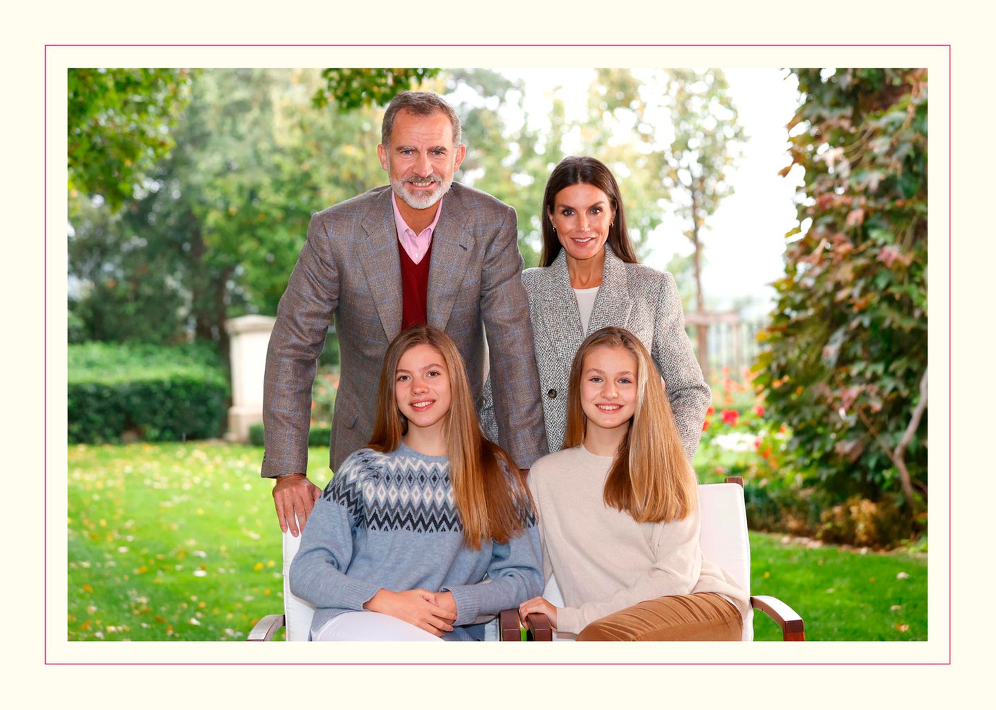Für die Weihnachtskarte 2021 hat sich die spanische Königsfamilie klassisch elegant in Schale geworfen. Die beiden Töchter von Königin Letizia und König Felipe zeigen sich in weihnachtlichen Strickpullovern. Prinzessin Leonor greift zu einem typischen Norwegerpullover, Prinzessin Sofia wählt – passend zu der goldblonden Haarpracht – ein schlichtes Beige.