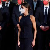Bei der Gala des olympischen Komitees in Madrid präsentiert sich Königin Letizia in einem dunkelblauen Kostüm von Nina Ricci. Der Stoff glitzert und hat am Oberteil eine kleine Knopfleiste sowie einen süßen Stehkragen, der zu einem Neckholder zusammenläuft. Im Vergleich zu dem Look auf dem Laufsteg hat Letizia eine auffällige Veränderung vornehmen lassen. 
