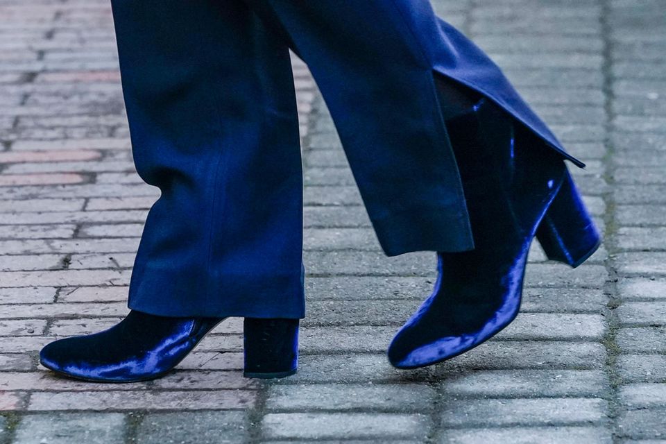 Die Schuhe von Kronprinzessinn Mette-Marit sind in dem glänzenden Blau ein echter Hingucker. 