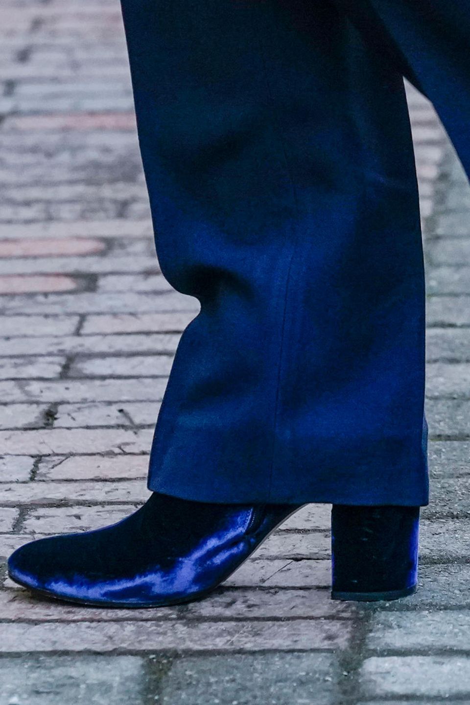 Die Schuhe von Kronprinzessinn Mette-Marit sind in dem glänzenden Blau ein echter Hingucker. Die Schuhe von Kronprinzessinn Mette-Marit sind in dem glänzenden Blau ein echter Hingucker.
