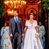 In eine weißen Traumkleid von Chanel heiratet Nina Flohr im Oktober Prinz Philippos von Griechenland. Das taillierte A-Linien-Kleid mit V-Ausschnitt und Schleife ist definitiv etwas besonderes. Doch es scheint, als würde eine prominente Dame wengie Monate später ein sehr ähnliches Kleid tragen.