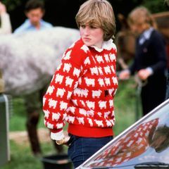 Bei einem Polo-Match 1981 trug Prinzessin Diana eine ähnliche Kombi: Ihr roter Schäfchen-Sweater ist noch heute ein It-Piece. Damals kombinierte sie ihn ganz lässig mit Jeans und einer Bluse darunter.