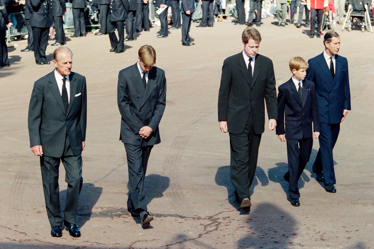 Prinz Philip, Prinz William, Earl Spencer, Prinz Harry und Prinz Charles bei der Prozession zu Prinzessin Dianas Trauerfeier am 6. September 1997