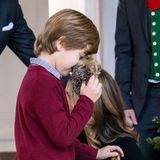 Prinz Nicolas mit einem Stofftier-Igel