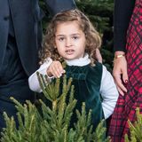 Prinzessin Adrienne hält einen Weihnachtsbaum
