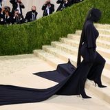 Kim Kardashian erschien zur MET Gala 2021 in einem Allover-Anzug von Balenciaga. Ein fragwürdiger Look, für den sie viel Kritik geerntet hat. Die Unternehmerin zeigte sich davon unbeeindruckt, erschien auch bei anderen Veranstaltungen in jenem Suit.