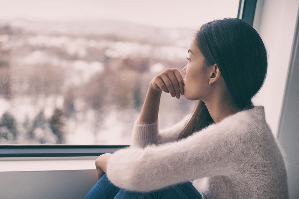 Frau schaut aus dem Fenster: Studie belegt: Wer viel grübelt, kann besser hören
