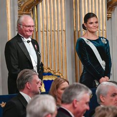 20. Dezember 2021  Gemeinsam mit Königin Silvia und König Carl Gustaf nimmt Kronprinzessin Victoria am festlichen Treffen der schwedischen Akademie für Sprache und Literatur teil. Die Veranstaltung findet im Sitz der Svenska Akademien im Börshuset in Stockholm statt.
