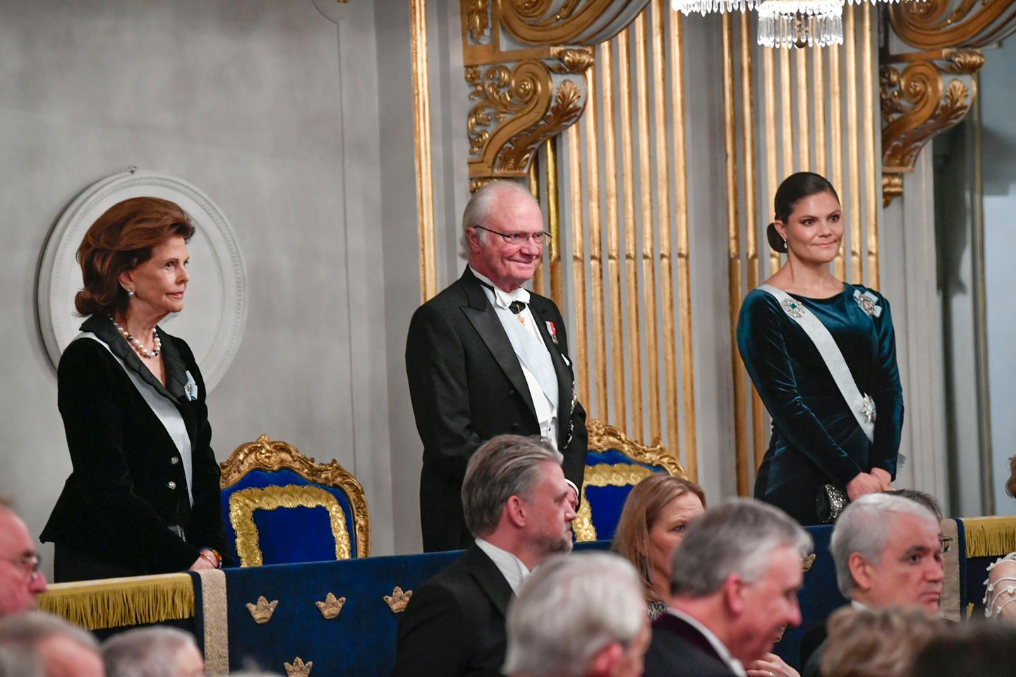 20. Dezember 2021  Gemeinsam mit Königin Silvia und König Carl Gustaf nimmt Kronprinzessin Victoria am festlichen Treffen der schwedischen Akademie für Sprache und Literatur teil. Die Veranstaltung findet im Sitz der Svenska Akademien im Börshuset in Stockholm statt.