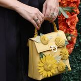 Nahaufnahme von den Händen von Sophia Bush und ihrer Handtasche