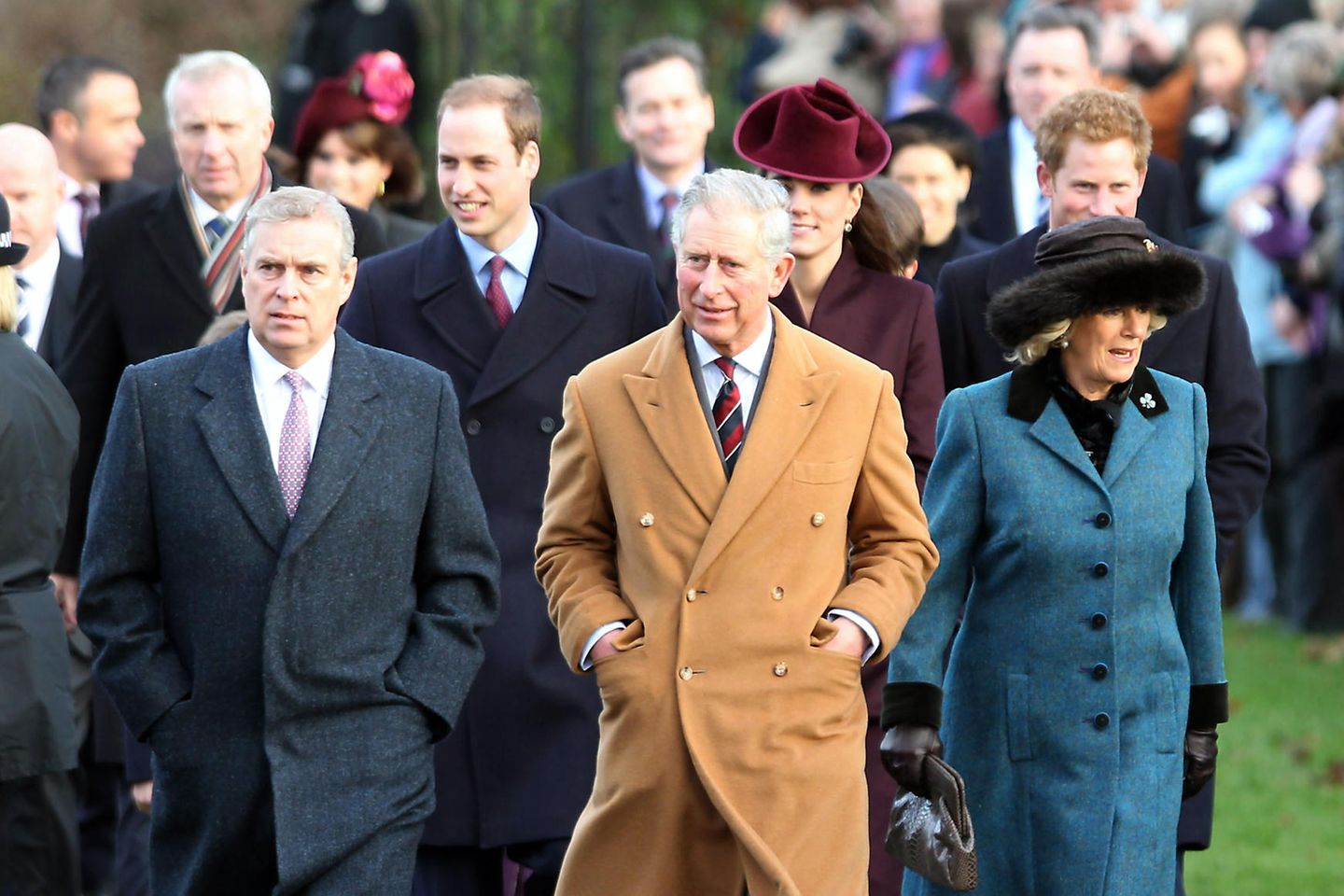 Weihnachten in Windsor sieht 2011 noch anders aus: Prinz Andrew, Prinz William, Prinz Charles, Herzogin Catherine, Herzogin Camilla und Prinz Harry laufen gemeinsam zum Weihnachtsgottesdienst in der Sandringham Church.