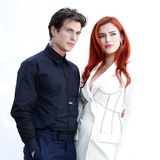 Benjamin Mascolo + Bella Thorne auf dem roten Teppich bei der "Time Is Up"-Premiere