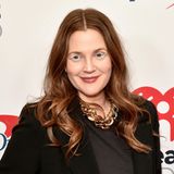 Es hat geschneit! Zumindest auf den Wimpern von Drew Barrymore. Die Schauspielerin zeigt sich auf dem roten Teppich beim "iHeartRadio-Ball" mit schneeweißen Wimpern. Während sie ihr Outfit sonst eher schlicht hält, reißt sie mit dieser ungewöhnlichen Wimpernfarbe alle Blicke auf sich. 