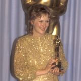 Ebenfalls schwanger und mindestens genau so schön präsentiert sich Meryl Streep 1983 bei der 55. Oscarverleihung. In ihrem goldbestickten Glitzerkleid von Christian Leigh gewinnt sie ihren zweiten Oscar als beste Hauptdarstellerin für ihre Rolle in "Sophie's Choice". Ob Jennifer Lawrence diesen wunderschönen Look als Inspiration genutzt hat? Fest steht, beide Kleider sind zeitlose Traumroben.