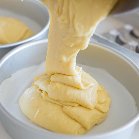 Joghurtkuchen: Teig wird in Backform gefüllt