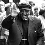 26. Dezember 2021: Desmond Tutu (90 Jahre)  Die Welt trauert um den Friedensnobelpreisträger Desmond Tutu. Laut übereinstimmenden Medienberichten ist der südafrikanische Menschenrechtler und emeritierte Erzbischof im Alter von 90 Jahren verstorben. Tutu kämpfte sein Leben lang gegen Ungerechtigkeit, gegen die Apartheid und für Gleichstellung, Frieden und Aussöhnung.