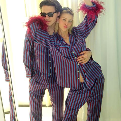 Wer sagt, dass Weihnachten nicht auch im Pyjama stattfinden kann? Brooklyn Beckham und seine Freundin Nicola Peltz setzen in diesem Jahr nicht auf Weihnachtspullover, sondern auch abgestimmte Schlafanzüge. Ihre Looks in Pink und Blau wirken sogar richtig festlich, auch die Federn an den Ärmeln von Nicolas Pyjama lassen ihn besonders wirken. Weihnachten kann so entspannt sein.