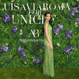 Bei der "LuisaViaRoma for Unicef"-Party setzt Sängerin Dua Lipa auf einen auffälligen Look: Ihr grünes Kleid ist halbtransparent, weshalb auch ihre Panty und ihr BH zum Vorschein kommen. Beide Teile sind farblich natürlich perfekt abgestimmt.
