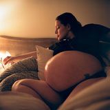 Es passiert nicht so häufig, dass angehende Zwillingsmamas die 40. Schwangerschaftswoche abschließen. Umso schöner sind die beeindruckenden Bilder, die Ashley Graham zum Ende ihrer zweiten Schwangerschaft mit ihren Instagram-Fans teilt, mit liebevoll ruhigem Blick aufgenommen von ihrem Mann Justin Ervin.