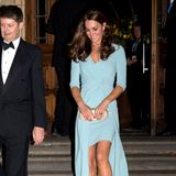Auf den Stufen des Natural History Museums zeigt Kate ungewöhnlich viel Haut: Ihr hellblaues Kleid gibt ihre Knie frei.