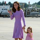 Zum offiziellen Besuch in Deutschland, hier am Flughafen von Hamburg, wird das Mutter-Tochter-Outfit farblich abgestimmt: Kate trägt ein fliederfarbenes Kleid von Emilia Wickstead, ihre Tochter Prinzessin Charlotte passend dazu ein pinkfarbenes Blumenkleid.