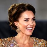 Die Make-up-Looks der royalen Brünette sind meist schlicht und elegant. Zu ihrem berühmt-berüchtigten Kleid der Bond-Premiere hält sie ihr Make-up in bronzy Tönen. Ein Billion-Dollar-Look!