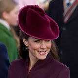 Zum Weihnachtsgottesdienst 2011 in Sandringham beweist die Herzogin mal wieder, wie gut ihr Fascinator stehen! Hier bezaubert sie in einem bordeauxroten Samt-Exemplar der Hutmacherin Jane Corbett.