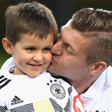 Toni Kroos mit seinem Sohn im Jahr 2018