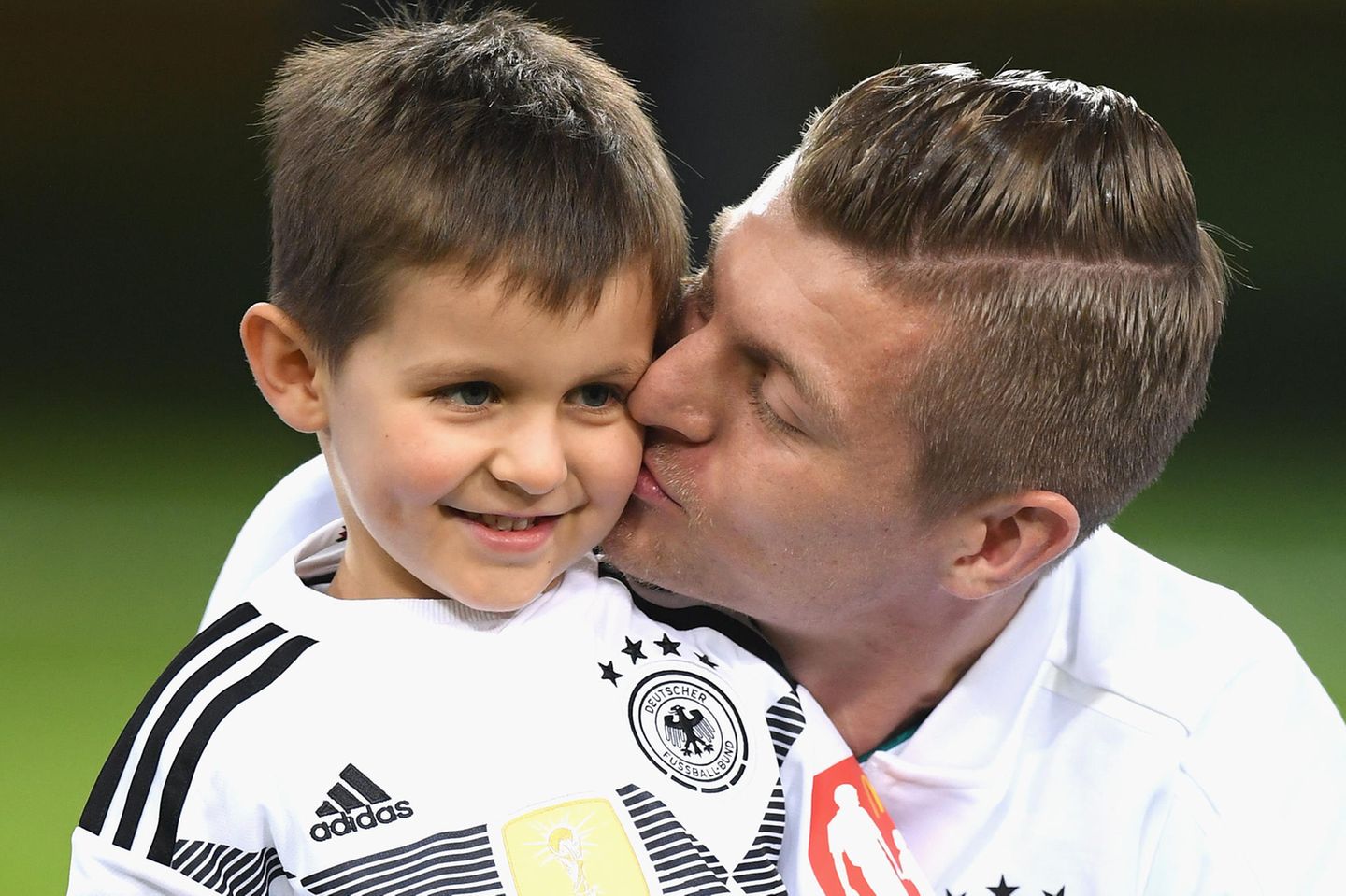 Toni Kroos mit seinem Sohn im Jahr 2018