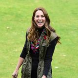 Dass eine royale Dame auch den Casual-Look rocken kann, beweist uns Herzogin Kate hier: In Rippstrick-Pulli und gesteppter Weste beim Besuch der Pfadfinder in Glasgow.