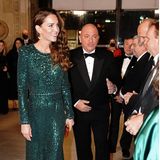 Kate lässt nichts einstauben: Bei der Royal Variety Show in London trägt die Herzogin ein heißgeliebtes Stück von Jenny Packham, das sie bereits bei einem Besuch 2019 in Pakistan trug. Das smaragdgrüne Kleid ist mit Pailletten besetzt und stammt aus der Herbst/Winter-Kollektion 2020.