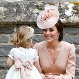 Zur Hochzeit ihrer jüngeren Schwester Pippa Middleton im Mai 2017 erscheint Kate in einem edlen, lachsfarbenem Retro-Look von Alexander McQueen. Blumen dürfen zu diesem Anlass natürlich nicht fehlen: Im Falle der Herzogin in Form einer Seidenrose, die auf ihrem Hut befestigt ist, und die kleine Charlotte trägt gleich einen echten Blumenkranz aus Gänseblümchen.