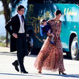 Für die Silvester-Hochzeit von Casilda Herrero de Solis-Beaumont und Javier Zarrabeitia Fernandez-Shaw im spanischen Cordoba haben sich Herzog und Herzogin von Huéscar besonders schick gemacht: Fernando Fitz-James Stuart glänzt im klassischen Frack, und Sofias royaler Wedding-Look ist schon vom Muster her ein toller Hingucker.