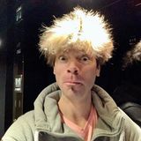 Hat Chris Ehrlich etwa in eine Steckdose gefasst? Bei seiner Frisur scheint es fast so, denn seine Haare sind total wild und durcheinander. Der Magier des Duos "Ehrlich Brothers" ist bekannt für ausgefallene und gestylte Frisuren, aber diese beinhalten deutlich mehr Haarspray und sehen weniger zerzaust aus. Bei diesem Look hilft wohl nur noch Magie ...