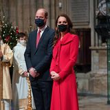 Die 3-fach Mama beweist 2021 ihr Trendgespür für Farbe! Den Signalton Rot trägt sie wie keine andere Fashionista. Zu einem Weihnachtskonzert in der Westminster Abbey erscheint die Herzogin in einem Mantelkleid von Catherine Walker, einer ihrer meistgetragenen Marken. Die aufgesetzte Schleife lässt sie glatt selbst wie ein Geschenk aussehen.