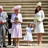 Zur opulenten Hochzeit von Prinz Harry und Meghan Markle in Windsor strahlen Catherine im cremefarbenen Manteldress von Alexander McQueen und Charlotte im weißem Baumwollkleid mit den anderen Familienmitgliedern um die Wette.