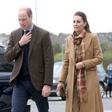Beim Besuch in Schottland setzt Herzogin Catherine auf einen karierten Schal und: Camel! Sie wählt Mantel und Hose in diesem edlen Ton und liegt damit modisch total richtig.