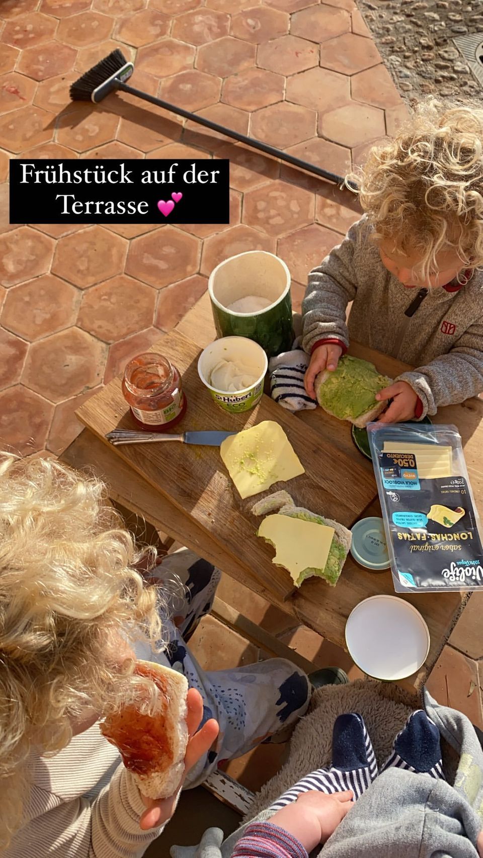Janni Kusmagk: Janni Kusmagk zeigt in ihrer Instagram Story, wie ihr neuer Familienalltag auf Mallorca aussieht. Janni Kusmagk zeigt in ihrer Instagram Story, wie ihr neuer Familienalltag auf Mallorca aussieht.